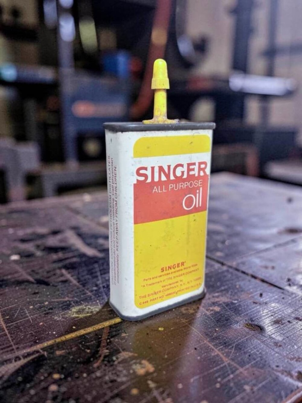 Singer Vintage All Purpose Oil Tin 4 Fl Oz Sewing Machine Lubricant With Origina - Picture 2 of 7
